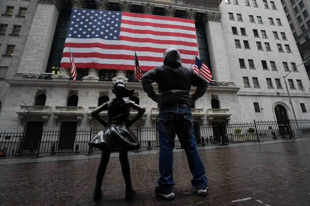 News Bilder des Tages April 21, 2020, New York, NY, USA: A man stands with the Fearless Girl statue across from the New York Stock Exchange as US stocks continue to trade lower after a historic plunge in oil prices during the COVID-19 pandemic. New York USA - ZUMAb148 20200421_zap_b148_023 Copyright: xBryanxSmithx