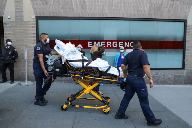 April 21, 2020, New York, New York, United States: A man is seen being transported on a stretcher at the Mount Sinai hospital in Manhattan in New York City, USA. New York City is the epicenter of the Coronavirus pandemic New York United States - ZUMAv122 20200421_zap_v122_002 Copyright: xWilliamxVolcovx