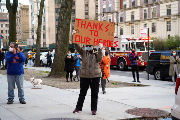 April 21, 2020, New York, New York, USA: Scenes in New York City during Covid:.Daily 7 PM cheering at Mount Sinai Morningside Hospital, NYC.April 21, 2020.Photos by Sonia Moskowitz. New York USA - ZUMAm334 20200421_zep_m334_001 Copyright: xSoniaxMoskowitzxGordonx