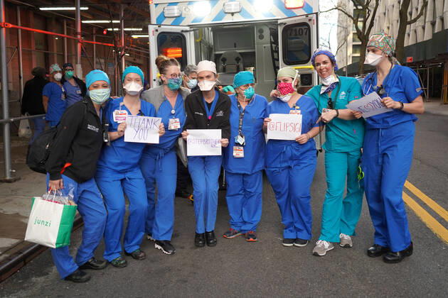 April 21, 2020, New York, New York, USA: Scenes in New York City during Covid:.Daily 7 PM cheering at Mount Sinai Morningside Hospital, NYC.April 21, 2020.Photos by Sonia Moskowitz. New York USA - ZUMAm334 20200421_zep_m334_004 Copyright: xSoniaxMoskowitzxGordonx