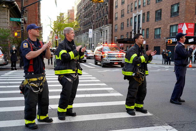 April 21, 2020, New York, New York, USA: Scenes in New York City during Covid:.Daily 7 PM cheering at Mount Sinai Morningside Hospital, NYC.April 21, 2020.Photos by Sonia Moskowitz. New York USA - ZUMAm334 20200421_zep_m334_013 Copyright: xSoniaxMoskowitzxGordonx