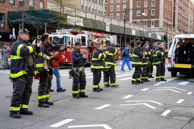 April 21, 2020, New York, New York, USA: Scenes in New York City during Covid:.Daily 7 PM cheering at Mount Sinai Morningside Hospital, NYC.April 21, 2020.Photos by Sonia Moskowitz. New York USA - ZUMAm334 20200421_zep_m334_014 Copyright: xSoniaxMoskowitzxGordonx