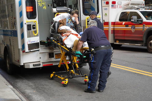 April 21, 2020, New York, New York, USA: Scenes in New York City during Covid:.Daily 7 PM cheering at Mount Sinai Morningside Hospital, NYC.April 21, 2020.Photos by Sonia Moskowitz. New York USA - ZUMAm334 20200421_zep_m334_015 Copyright: xSoniaxMoskowitzxGordonx