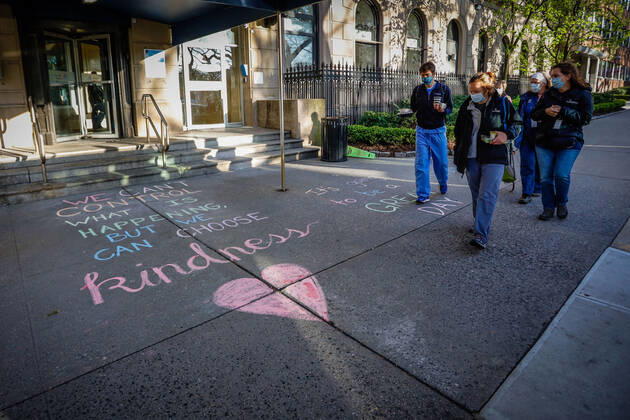 April 21, 2020, New York, New York, USA: Tribute to health professionals at Mount Sinai hospital during the Coronavirus COVID-19 pandemic in the United States. New York USA - ZUMAc233 20200421_zsp_c233_031 Copyright: xVanessaxCarvalhox