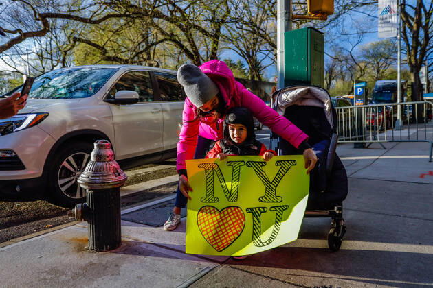 April 21, 2020, New York, New York, USA: Tribute to health professionals at Mount Sinai hospital during the Coronavirus COVID-19 pandemic in the United States. New York USA - ZUMAc233 20200421_zsp_c233_035 Copyright: xVanessaxCarvalhox