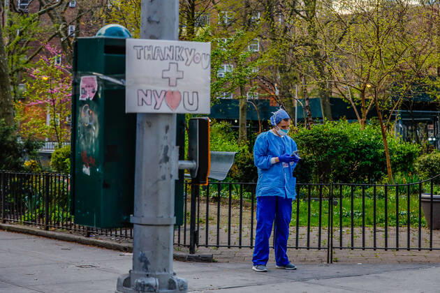 April 21, 2020, New York, New York, USA: Tribute to health professionals at Mount Sinai hospital during the Coronavirus COVID-19 pandemic in the United States. New York USA - ZUMAc233 20200421_zsp_c233_037 Copyright: xVanessaxCarvalhox