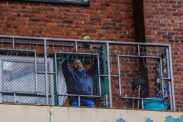 April 21, 2020, New York, New York, USA: A man bangs a pot on a building balcony in honor of health workers at Mount Sinai hospital during the Coronavirus COVID-19 pandemic in the United States. New York USA - ZUMAc233 20200421_zsp_c233_041 Copyright: xVanessaxCarvalhox