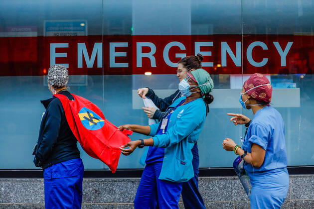 News Bilder des Tages April 21, 2020, New York, New York, USA: Nurse wears superhero cape in honor of health professionals at Mount Sinai hospital during the Coronavirus COVID-19 pandemic in the United States. New York USA - ZUMAc233 20200421_zsp_c233_046 Copyright: xVanessaxCarvalhox