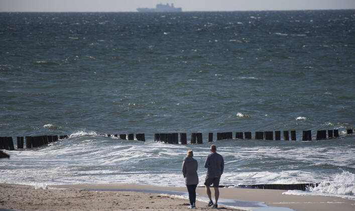 Zwei Ausflügler am Ostseestrand in Heiligendamm, Mecklenburg-Vorpommern. Heiligendamm