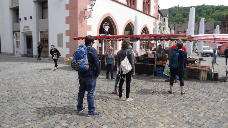 Freiburg Abstand halten ist weiterhin das oberste Gebot, wie hier an einem Marktstand auf dem Freiburger Münsterplatz. Der lange und schwieige Weg zurück in den Alltag. Wie hier in Freiburg beginnt das Leben wieder zu pulsieren. - Coronavirus Copyright: xHahnex Eibner-Pressefotox EP_joha
