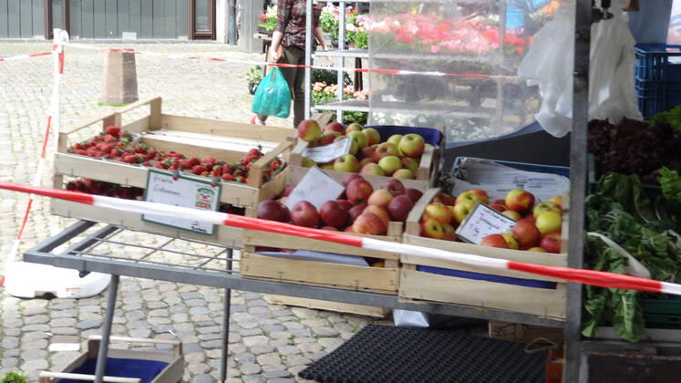 Freiburg Abstand halten: Ein Obst- und Gemüsestand auf dem Freiburger Münstermarkt wird mit Trazierband abgesperrt. Der lange und schwieige Weg zurück in den Alltag. Wie hier in Freiburg beginnt das Leben wieder zu pulsieren. - Coronavirus Copyright: xHahnex Eibner-Pressefotox EP_joha
