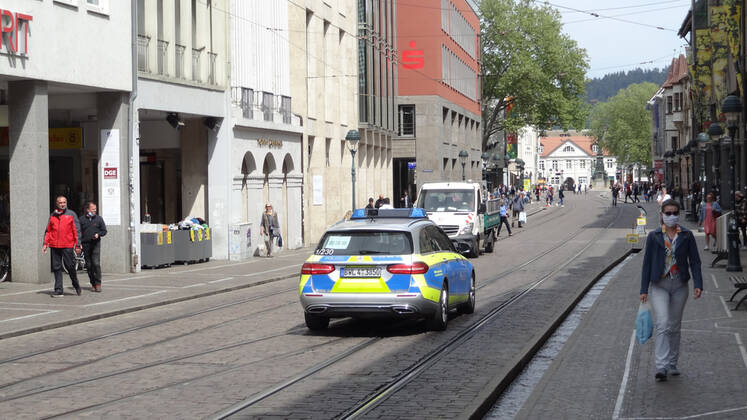 Freiburg Ein Polizeifahrzeug patroulliert durch die Freiburger Innenstadt. Der lange und schwieige Weg zurück in den Alltag. Wie hier in Freiburg beginnt das Leben wieder zu pulsieren. - Coronavirus Copyright: xHahnex Eibner-Pressefotox EP_joha