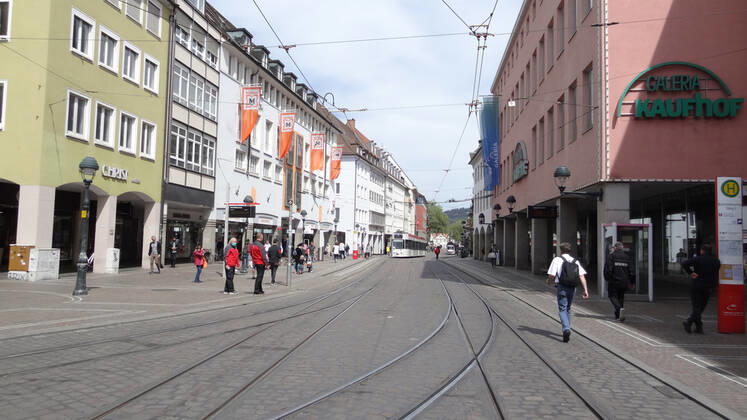Freiburg Blick vom Bertoldsbrunnen zur Freiburger Innenstadt. Der lange und schwieige Weg zurück in den Alltag. Wie hier in Freiburg beginnt das Leben wieder zu pulsieren. - Coronavirus Copyright: xHahnex Eibner-Pressefotox EP_joha