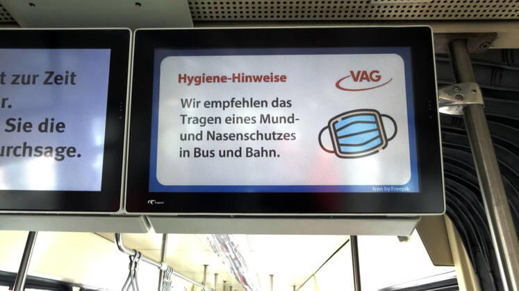 News Bilder des Tages Freiburg Der lange und schwieige Weg zurück in den Alltag. Wie hier in Freiburg beginnt das Leben wieder zu pulsieren. Hinweisschild in Straßenbahn für einen Mund- und Nasenschutz - Coronavirus Copyright: xHahnex Eibner-Pressefotox EP_joha