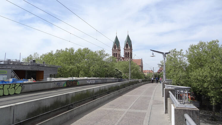Freiburg Blick von der Stühlinger Brücke am Hauptbahnhof zur Stühlinger Kirche. Der lange und schwieige Weg zurück in den Alltag. Wie hier in Freiburg beginnt das Leben wieder zu pulsieren. - Coronavirus Copyright: xHahnex Eibner-Pressefotox EP_joha