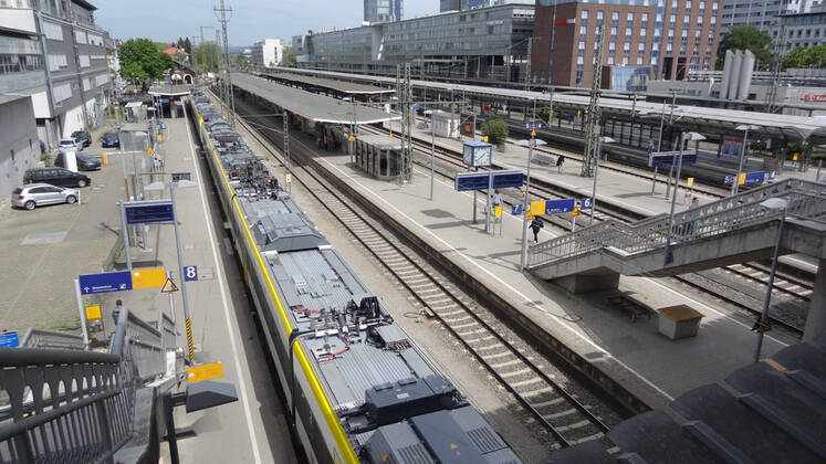 Freiburg Blick auf den fast menschenleeren Hauptbahnhof von Freiburg im Breisgau. Es ist der lange und schwieige Weg zurück in den Alltag. Wie hier in Freiburg beginnt das Leben wieder zu pulsieren. - Coronavirus Copyright: xHahnex Eibner-Pressefotox EP_joha