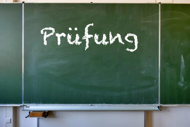 Wandtafel mit Aufschrift PRÜFUNG, Deutschland Wandtafel mit Aufschrift