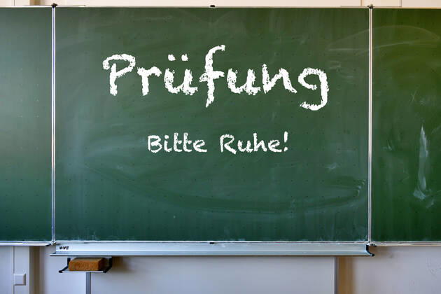 Wandtafel mit Aufschrift PRÜFUNG Bitte Ruhe!, Deutschland Wandtafel mit Aufschrift