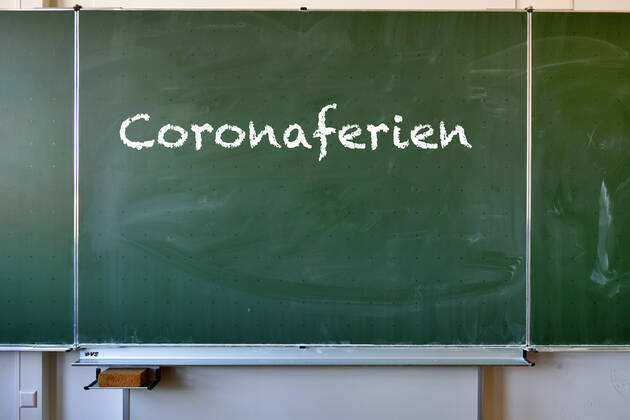 Wandtafel mit Aufschrift CORONAFERIEN, Deutschland Wandtafel mit Aufschrift