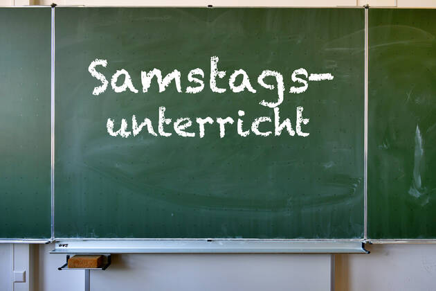 Wandtafel mit Aufschrift SAMSTAGSUNTERRICHT, Corona-Krise, Deutschland Wandtafel mit Aufschrift