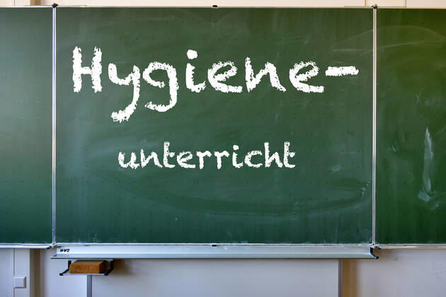 Wandtafel mit Aufschrift HYGIENEUNTERRICHT, Deutschland Wandtafel mit Aufschrift