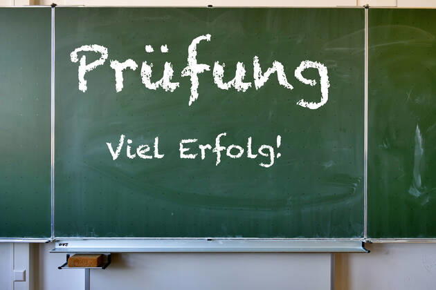 Wandtafel mit Aufschrift PRÜFUNG VIEL ERFOLG, Deutschland Wandtafel mit Aufschrift