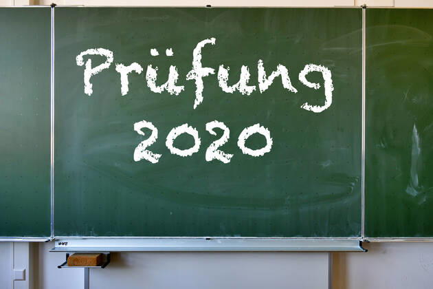 Wandtafel mit Aufschrift PRÜFUNG 2020, Corona-Krise, Deutschland Wandtafel mit Aufschrift