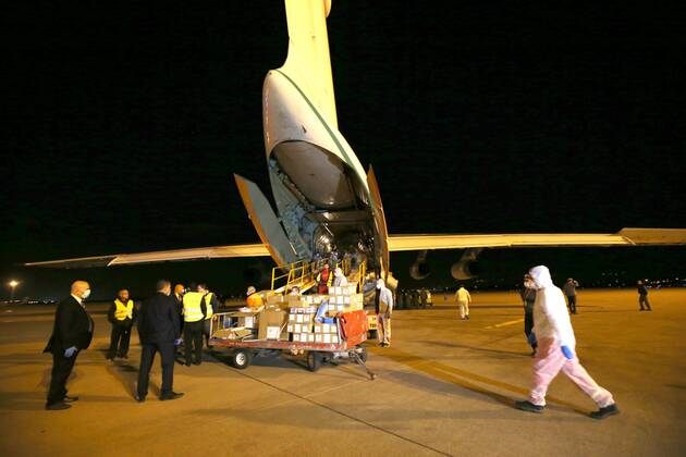 (200422) -- ALGIERS, April 22, 2020 (Xinhua) -- Staff members unload medical donations from China at Algiers International Airport, Algeria, April 21, 2020. More Chinese medical supplies onboard a plane arrived at Algiers International Airport on Tuesday night to help the North African nation contain the spread of the COVID-19. The latest batch of supplies, weighing nearly 20 tons, included medical masks, testing kits, ventilators and other medical equipment. (Xinhua) ALGERIA-ALGIERS-CHINESE MEDICAL AID-COVID-19 