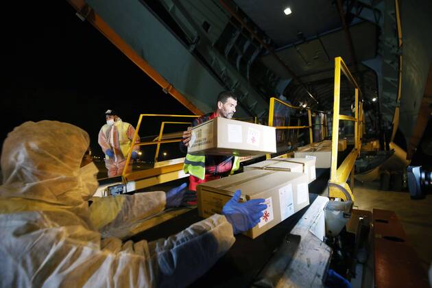 (200422) -- ALGIERS, April 22, 2020 (Xinhua) -- Staff members unload medical donations from China at Algiers International Airport, Algeria, April 21, 2020. More Chinese medical supplies onboard a plane arrived at Algiers International Airport on Tuesday night to help the North African nation contain the spread of the COVID-19. The latest batch of supplies, weighing nearly 20 tons, included medical masks, testing kits, ventilators and other medical equipment. (Xinhua) ALGERIA-ALGIERS-CHINESE MEDICAL AID-COVID-19 