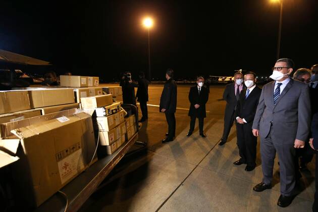 (200422) -- ALGIERS, April 22, 2020 (Xinhua) -- Algerian Prime Minister Abdelaziz Djerad (1st R, front) and Chinese Ambassador to Algeria Li Lianhe (2nd R, front) welcome a plane carrying Chinese medical supplies at Algiers International Airport, Algeria, April 21, 2020. More Chinese medical supplies onboard a plane arrived at Algiers International Airport on Tuesday night to help the North African nation contain the spread of the COVID-19. The latest batch of supplies, weighing nearly 20 tons, included medical masks, testing kits, ventilators and other medical equipment. (Xinhua) ALGERIA-ALGIERS-CHINESE MEDICAL AID-COVID-19 