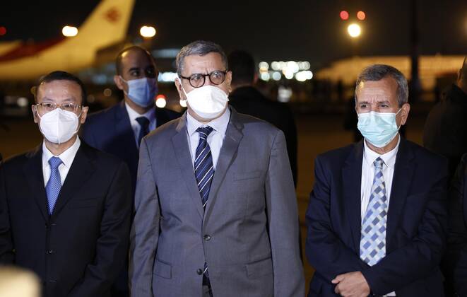 (200422) -- ALGIERS, April 22, 2020 (Xinhua) -- Algerian Prime Minister Abdelaziz Djerad (C), Health Minister Abderrahmane Benbouzid (1st R) and Chinese Ambassador to Algeria Li Lianhe (1st L) welcome a plane carrying Chinese medical supplies at Algiers International Airport, Algeria, April 21, 2020. More Chinese medical supplies onboard a plane arrived at Algiers International Airport on Tuesday night to help the North African nation contain the spread of the COVID-19. The latest batch of supplies, weighing nearly 20 tons, included medical masks, testing kits, ventilators and other medical equipment. (Xinhua) ALGERIA-ALGIERS-CHINESE MEDICAL AID-COVID-19 