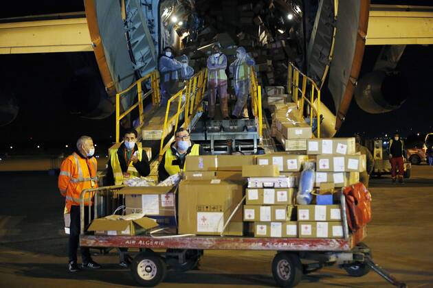 (200422) -- ALGIERS, April 22, 2020 (Xinhua) -- Staff members unload medical donations from China at Algiers International Airport, Algeria, April 21, 2020. More Chinese medical supplies onboard a plane arrived at Algiers International Airport on Tuesday night to help the North African nation contain the spread of the COVID-19. The latest batch of supplies, weighing nearly 20 tons, included medical masks, testing kits, ventilators and other medical equipment. (Xinhua) ALGERIA-ALGIERS-CHINESE MEDICAL AID-COVID-19 