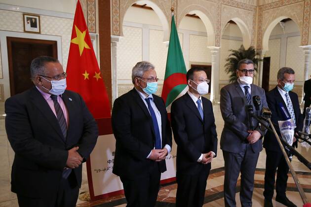 (200422) -- ALGIERS, April 22, 2020 (Xinhua) -- Algerian Prime Minister Abdelaziz Djerad (2nd R) and Chinese Ambassador to Algeria Li Lianhe (3rd R) attend a donation ceremony of Chinese medical supplies at Algiers International Airport, Algeria, April 21, 2020. More Chinese medical supplies onboard a plane arrived at Algiers International Airport on Tuesday night to help the North African nation contain the spread of the COVID-19. The latest batch of supplies, weighing nearly 20 tons, included medical masks, testing kits, ventilators and other medical equipment. (Xinhua) ALGERIA-ALGIERS-CHINESE MEDICAL AID-COVID-19 