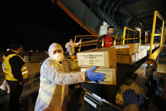 (200422) -- ALGIERS, April 22, 2020 (Xinhua) -- Staff members unload medical donations from China at Algiers International Airport, Algeria, April 21, 2020. More Chinese medical supplies onboard a plane arrived at Algiers International Airport on Tuesday night to help the North African nation contain the spread of the COVID-19. The latest batch of supplies, weighing nearly 20 tons, included medical masks, testing kits, ventilators and other medical equipment. (Xinhua) ALGERIA-ALGIERS-CHINESE MEDICAL AID-COVID-19 