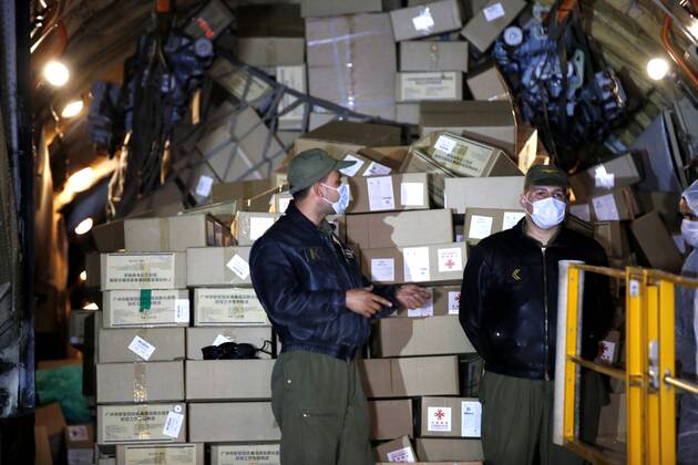 (200422) -- ALGIERS, April 22, 2020 (Xinhua) -- Staff members unload medical donations from China at Algiers International Airport, Algeria, April 21, 2020. More Chinese medical supplies onboard a plane arrived at Algiers International Airport on Tuesday night to help the North African nation contain the spread of the COVID-19. The latest batch of supplies, weighing nearly 20 tons, included medical masks, testing kits, ventilators and other medical equipment. (Xinhua) ALGERIA-ALGIERS-CHINESE MEDICAL AID-COVID-19 