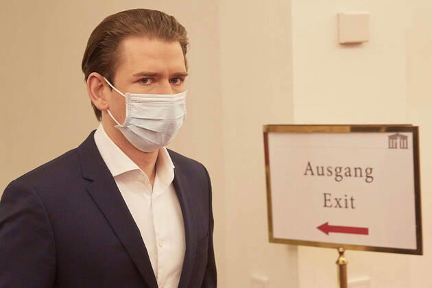News Themen der Woche KW17 News Bilder des Tages - Wien 22.04.2020 - Parlament Nationalratssitzung - Seit Wochen beklagt die Opposition, SPÖ, NEOS und FPÖ die mangelnde Einbindung des Parlaments in Sachen Coronavirus-Gesetzgebung und -Krisenmanagement. Es gab eine Reihe von Anträgen zwei davon wurden gemeinsam von allen Oppositionsparteien eingebracht. PHOTO: Bundeskanzler Sebastian Kurz (ÖVP) mit Mund-Nasen-Schutz Maske beim Eintreffen im Parlament Vienna (AUSTRIA) - Parliament National Council meeting - For weeks, the opposition, SPÖ, NEOS and FPÖ have been complaining about Parliament s lack of involvement in coronavirus legislation and crisis management. There were a number of proposals, two of which were presented jointly by all opposition parties. Nationalrat Parlament