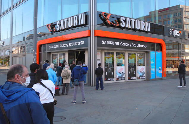 Um 10 Uhr oeffnet die Saturn-Filiale auf dem Alexanderplatz mit reguliertem Einlass fuer die Kunden nach der Corona-Pause.