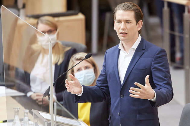 - Wien 22.04.2020 - Parlament Nationalratssitzung - Seit Wochen beklagt die Opposition, SPÖ, NEOS und FPÖ die mangelnde Einbindung des Parlaments in Sachen Coronavirus-Gesetzgebung und -Krisenmanagement. Es gab eine Reihe von Anträgen zwei davon wurden gemeinsam von allen Oppositionsparteien eingebracht. PHOTO: Bundeskanzler Sebastian Kurz (R ÖVP) bei seiner Stellungnahme, Wirtschaftsministerin Margarete Schramböck (L ÖVP) und Integrationsministerin Susanne Raab (2vL ÖVP) auf der Regierungsbank mit Mund-Nasen-Schutz Maske. Vienna (AUSTRIA) - Parliament National Council meeting - For weeks, the opposition, SPÖ, NEOS and FPÖ have been complaining about Parliament s lack of involvement in coronavirus legislation and crisis management. There were a number of proposals, two of which were presented jointly by all opposition parties. N 
