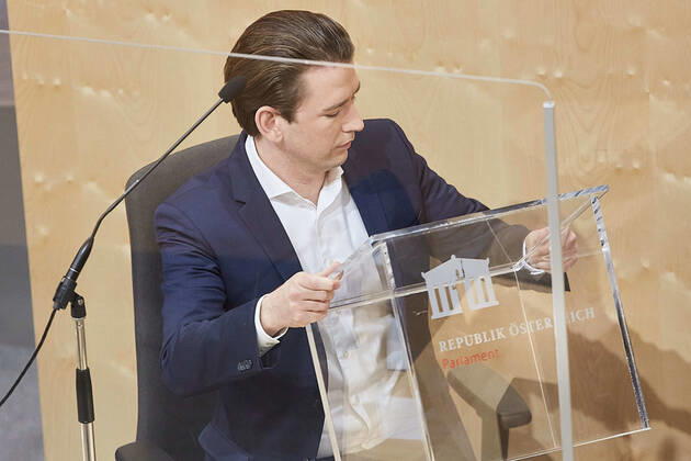 - Wien 22.04.2020 - Parlament Nationalratssitzung - Seit Wochen beklagt die Opposition, SPÖ, NEOS und FPÖ die mangelnde Einbindung des Parlaments in Sachen Coronavirus-Gesetzgebung und -Krisenmanagement. Es gab eine Reihe von Anträgen zwei davon wurden gemeinsam von allen Oppositionsparteien eingebracht. PHOTO: Bundeskanzler Sebastian Kurz (ÖVP) räumt nach seiner Stellungnahme das mobile Rednerpult an seinem Platz zur Seite. Vienna (AUSTRIA) - Parliament National Council meeting - For weeks, the opposition, SPÖ, NEOS and FPÖ have been complaining about Parliament s lack of involvement in coronavirus legislation and crisis management. There were a number of proposals, two of which were presented jointly by all opposition parties. Nationalrat Parlament