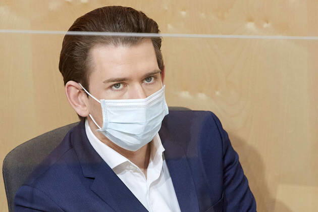 - Wien 22.04.2020 - Parlament Nationalratssitzung - Seit Wochen beklagt die Opposition, SPÖ, NEOS und FPÖ die mangelnde Einbindung des Parlaments in Sachen Coronavirus-Gesetzgebung und -Krisenmanagement. Es gab eine Reihe von Anträgen zwei davon wurden gemeinsam von allen Oppositionsparteien eingebracht. PHOTO: Bundeskanzler Sebastian Kurz (ÖVP) auf der Regierungsbank mit Mund-Nasen-Schutz Maske. Vienna (AUSTRIA) - Parliament National Council meeting - For weeks, the opposition, SPÖ, NEOS and FPÖ have been complaining about Parliament s lack of involvement in coronavirus legislation and crisis management. There were a number of proposals, two of which were presented jointly by all opposition parties. Nationalrat Parlament