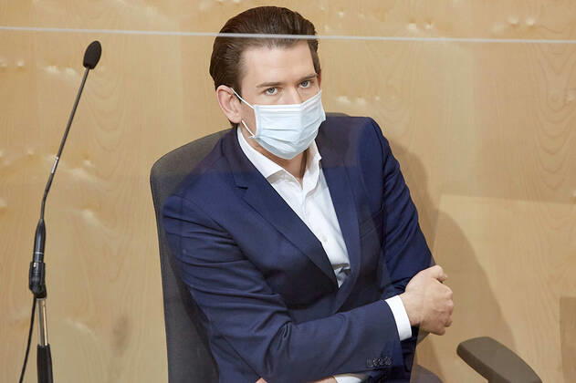 - Wien 22.04.2020 - Parlament Nationalratssitzung - Seit Wochen beklagt die Opposition, SPÖ, NEOS und FPÖ die mangelnde Einbindung des Parlaments in Sachen Coronavirus-Gesetzgebung und -Krisenmanagement. Es gab eine Reihe von Anträgen zwei davon wurden gemeinsam von allen Oppositionsparteien eingebracht. PHOTO: Bundeskanzler Sebastian Kurz (ÖVP) auf der Regierungsbank mit Mund-Nasen-Schutz Maske. Vienna (AUSTRIA) - Parliament National Council meeting - For weeks, the opposition, SPÖ, NEOS and FPÖ have been complaining about Parliament s lack of involvement in coronavirus legislation and crisis management. There were a number of proposals, two of which were presented jointly by all opposition parties. Nationalrat Parlament