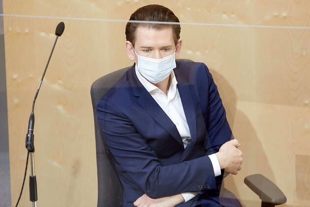 - Wien 22.04.2020 - Parlament Nationalratssitzung - Seit Wochen beklagt die Opposition, SPÖ, NEOS und FPÖ die mangelnde Einbindung des Parlaments in Sachen Coronavirus-Gesetzgebung und -Krisenmanagement. Es gab eine Reihe von Anträgen zwei davon wurden gemeinsam von allen Oppositionsparteien eingebracht. PHOTO: Bundeskanzler Sebastian Kurz (ÖVP) auf der Regierungsbank mit Mund-Nasen-Schutz Maske. Vienna (AUSTRIA) - Parliament National Council meeting - For weeks, the opposition, SPÖ, NEOS and FPÖ have been complaining about Parliament s lack of involvement in coronavirus legislation and crisis management. There were a number of proposals, two of which were presented jointly by all opposition parties. Nationalrat Parlament