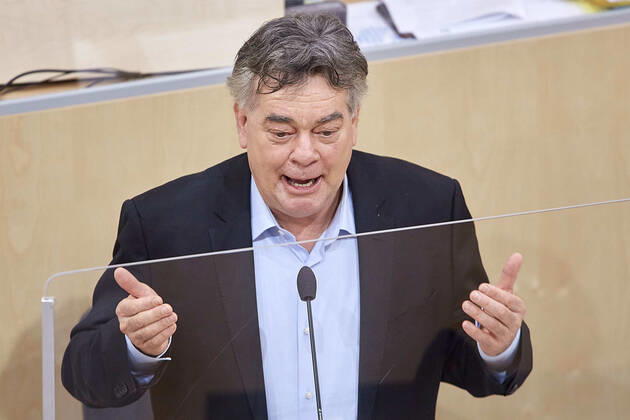 - Wien 22.04.2020 - Parlament Nationalratssitzung - Seit Wochen beklagt die Opposition, SPÖ, NEOS und FPÖ die mangelnde Einbindung des Parlaments in Sachen Coronavirus-Gesetzgebung und -Krisenmanagement. Es gab eine Reihe von Anträgen zwei davon wurden gemeinsam von allen Oppositionsparteien eingebracht. PHOTO: Vizekanzler Werner Kogler (GRÜNE) bei seiner Stellungnahme. Vienna (AUSTRIA) - Parliament National Council meeting - For weeks, the opposition, SPÖ, NEOS and FPÖ have been complaining about Parliament s lack of involvement in coronavirus legislation and crisis management. There were a number of proposals, two of which were presented jointly by all opposition parties. Nationalrat Parlament