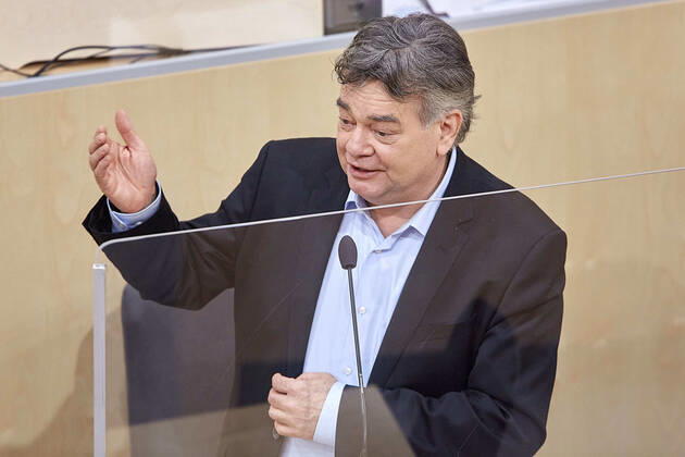 - Wien 22.04.2020 - Parlament Nationalratssitzung - Seit Wochen beklagt die Opposition, SPÖ, NEOS und FPÖ die mangelnde Einbindung des Parlaments in Sachen Coronavirus-Gesetzgebung und -Krisenmanagement. Es gab eine Reihe von Anträgen zwei davon wurden gemeinsam von allen Oppositionsparteien eingebracht. PHOTO: Vizekanzler Werner Kogler (GRÜNE) bei seiner Stellungnahme. Vienna (AUSTRIA) - Parliament National Council meeting - For weeks, the opposition, SPÖ, NEOS and FPÖ have been complaining about Parliament s lack of involvement in coronavirus legislation and crisis management. There were a number of proposals, two of which were presented jointly by all opposition parties. Nationalrat Parlament