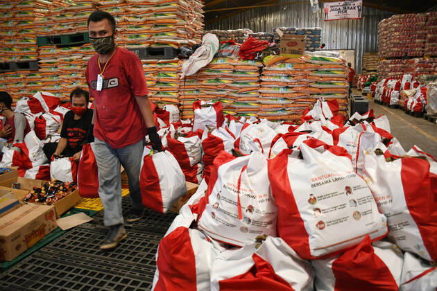 April 22, 2020, Jakarta, Jakarta, Indonesia: Workers package social assistance packages (social assistance) at Cipinang Food Station Warehouse, Jakarta, April, 22,2020. The government distributed social assistance packages for three months in an effort to prevent residents from going home and increase purchasing power during the COVID-19 pandemic to residents in need in the Greater Jakarta area. Jakarta Indonesia - ZUMAr173 20200422_zip_r173_001 Copyright: xDasrilxRoszandix