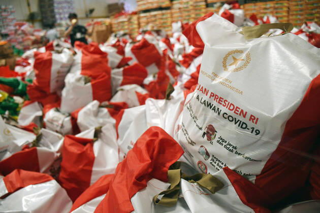 April 22, 2020, Jakarta, Jakarta, Indonesia: Workers package social assistance packages (social assistance) at Cipinang Food Station Warehouse, Jakarta, April, 22,2020. The government distributed social assistance packages for three months in an effort to prevent residents from going home and increase purchasing power during the COVID-19 pandemic to residents in need in the Greater Jakarta area. Jakarta Indonesia - ZUMAr173 20200422_zip_r173_002 Copyright: xDasrilxRoszandix