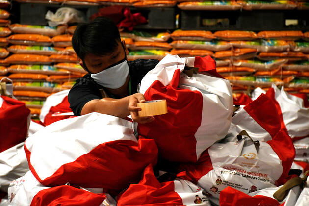 April 22, 2020, Jakarta, Jakarta, Indonesia: Workers package social assistance packages (social assistance) at Cipinang Food Station Warehouse, Jakarta, April, 22,2020. The government distributed social assistance packages for three months in an effort to prevent residents from going home and increase purchasing power during the COVID-19 pandemic to residents in need in the Greater Jakarta area. Jakarta Indonesia - ZUMAr173 20200422_zip_r173_003 Copyright: xDasrilxRoszandix