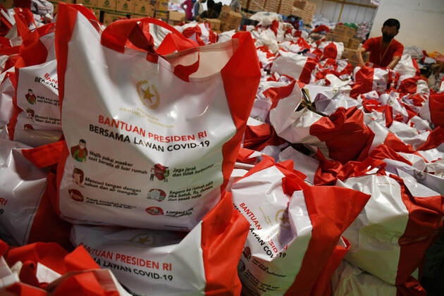 April 22, 2020, Jakarta, Jakarta, Indonesia: Workers package social assistance packages (social assistance) at Cipinang Food Station Warehouse, Jakarta, April, 22,2020. The government distributed social assistance packages for three months in an effort to prevent residents from going home and increase purchasing power during the COVID-19 pandemic to residents in need in the Greater Jakarta area. Jakarta Indonesia - ZUMAr173 20200422_zip_r173_010 Copyright: xDasrilxRoszandix