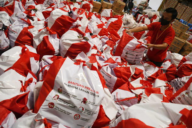 April 22, 2020, Jakarta, Jakarta, Indonesia: Workers package social assistance packages (social assistance) at Cipinang Food Station Warehouse, Jakarta, April, 22,2020. The government distributed social assistance packages for three months in an effort to prevent residents from going home and increase purchasing power during the COVID-19 pandemic to residents in need in the Greater Jakarta area. Jakarta Indonesia - ZUMAr173 20200422_zip_r173_013 Copyright: xDasrilxRoszandix