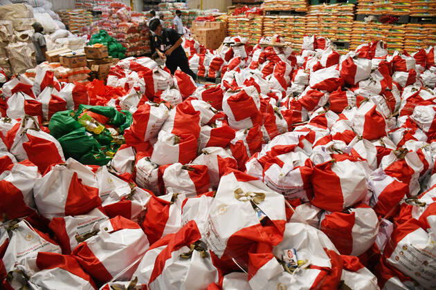 April 22, 2020, Jakarta, Jakarta, Indonesia: Workers package social assistance packages (social assistance) at Cipinang Food Station Warehouse, Jakarta, April, 22,2020. The government distributed social assistance packages for three months in an effort to prevent residents from going home and increase purchasing power during the COVID-19 pandemic to residents in need in the Greater Jakarta area. Jakarta Indonesia - ZUMAr173 20200422_zip_r173_014 Copyright: xDasrilxRoszandix